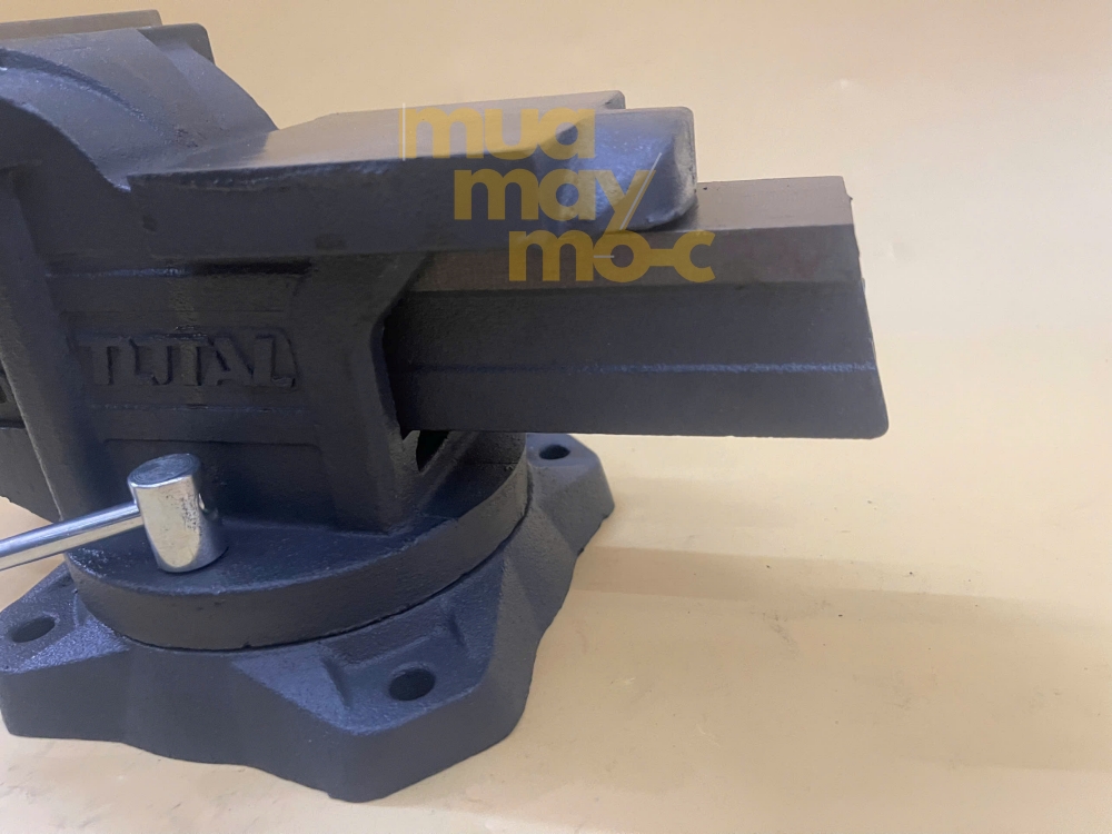 Êtô kẹp Total THT6146 sử dụng trong xưởng