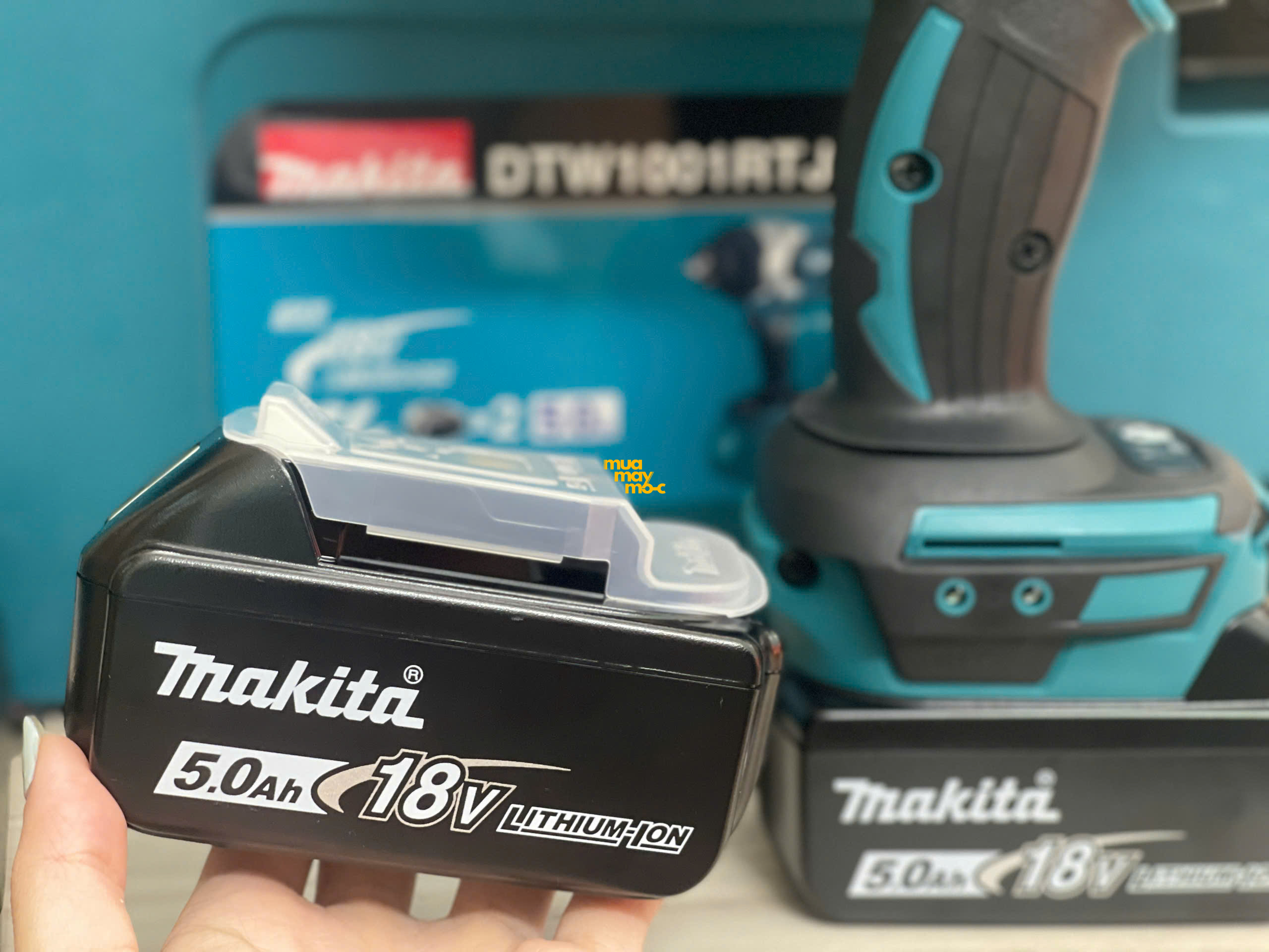 Máy siết bu lông dùng pin 3/4″ Makita DTW1001RTJ 18V