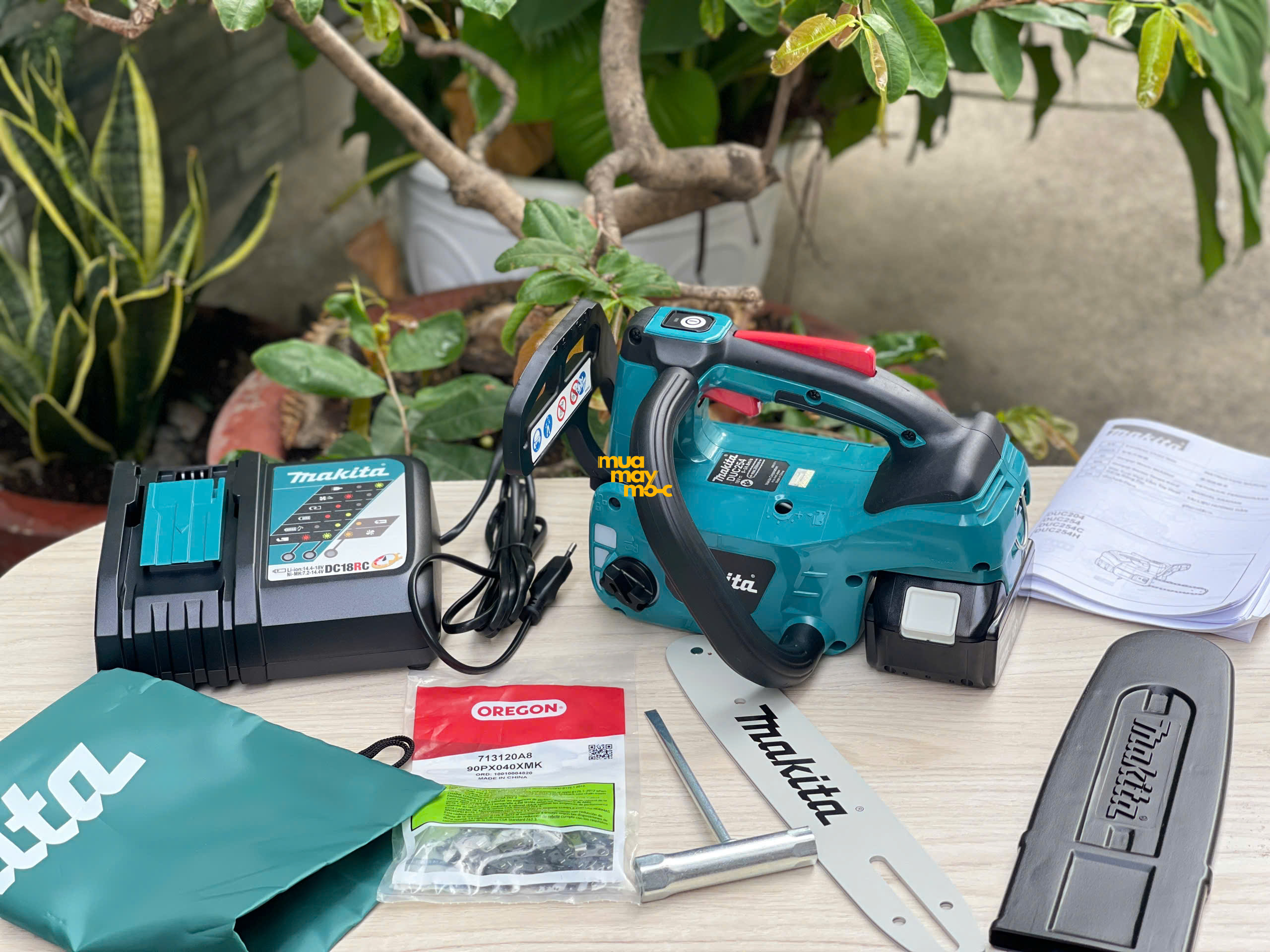 Máy Cưa Xích Dùng Pin 18V Makita DUC254RT Công Suất 570W