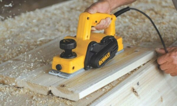 Chỉ cầm và thao tác tại khu vực tay cầm có cách điện an toàn