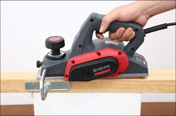Cố định chắc phôi gỗ và giữ máy ổn định khi bào