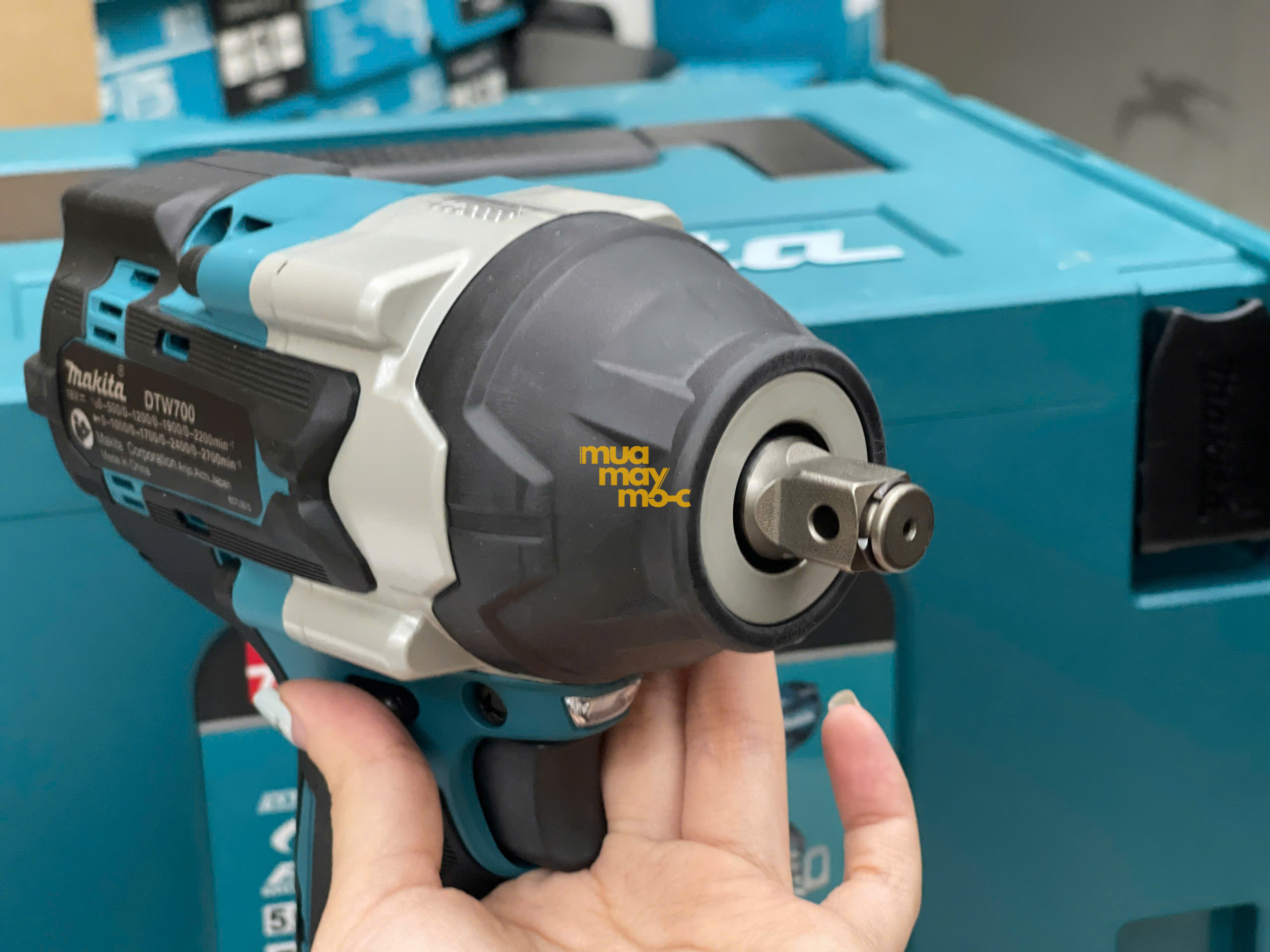 Thao tác cầm trên tay máy siết bu lông Makita DTW700