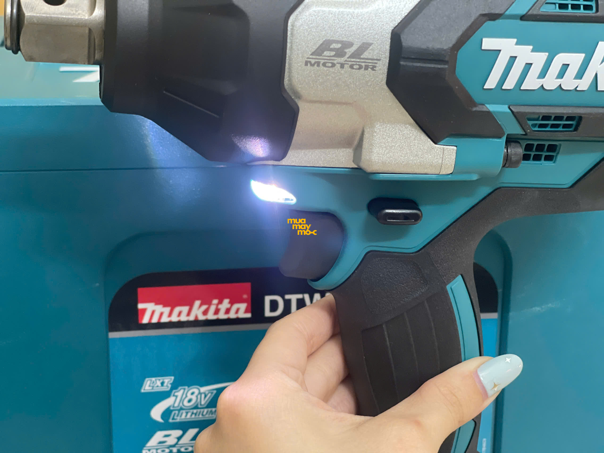 Máy siết bu lông dùng pin 3/4″ Makita DTW1001RTJ 18V
