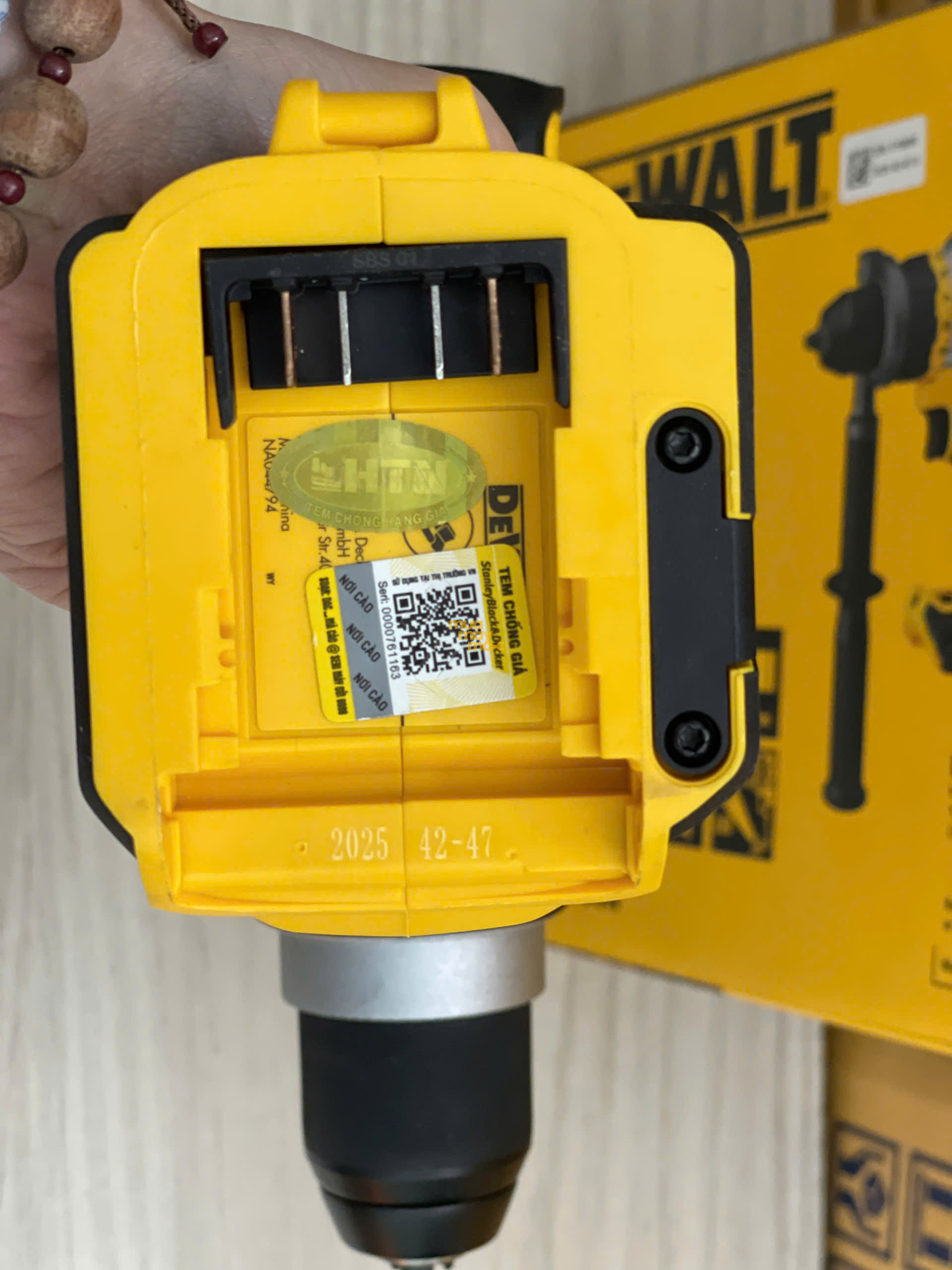 Hệ thống đèn LED siêu sáng trên thân máy Dewalt DCD999