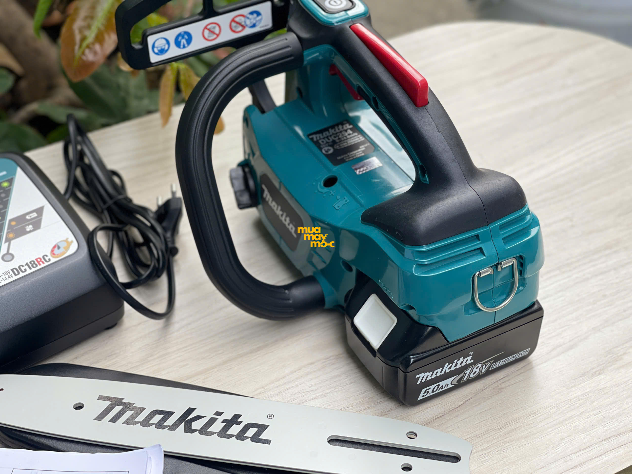 Máy Cưa Xích Dùng Pin 18V Makita DUC254RT Công Suất 570W
