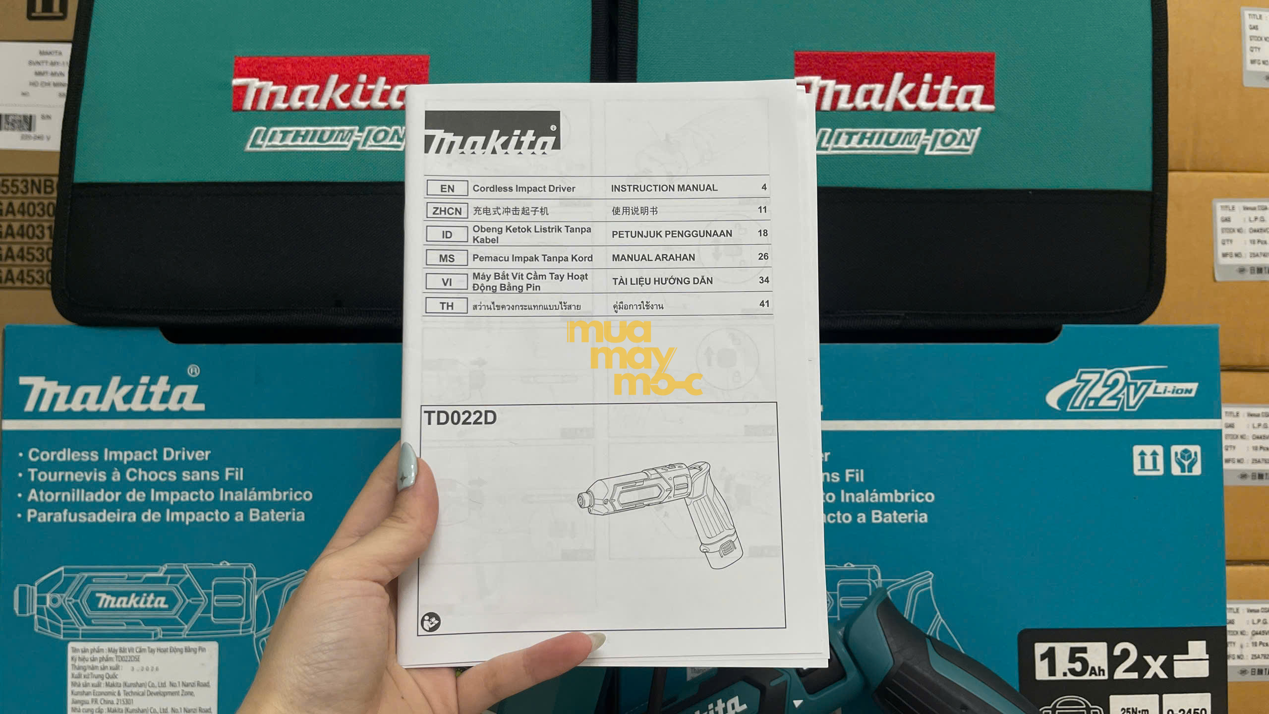 Hình ảnh thực tế sử dụng Makita TD022DSE trong công việc