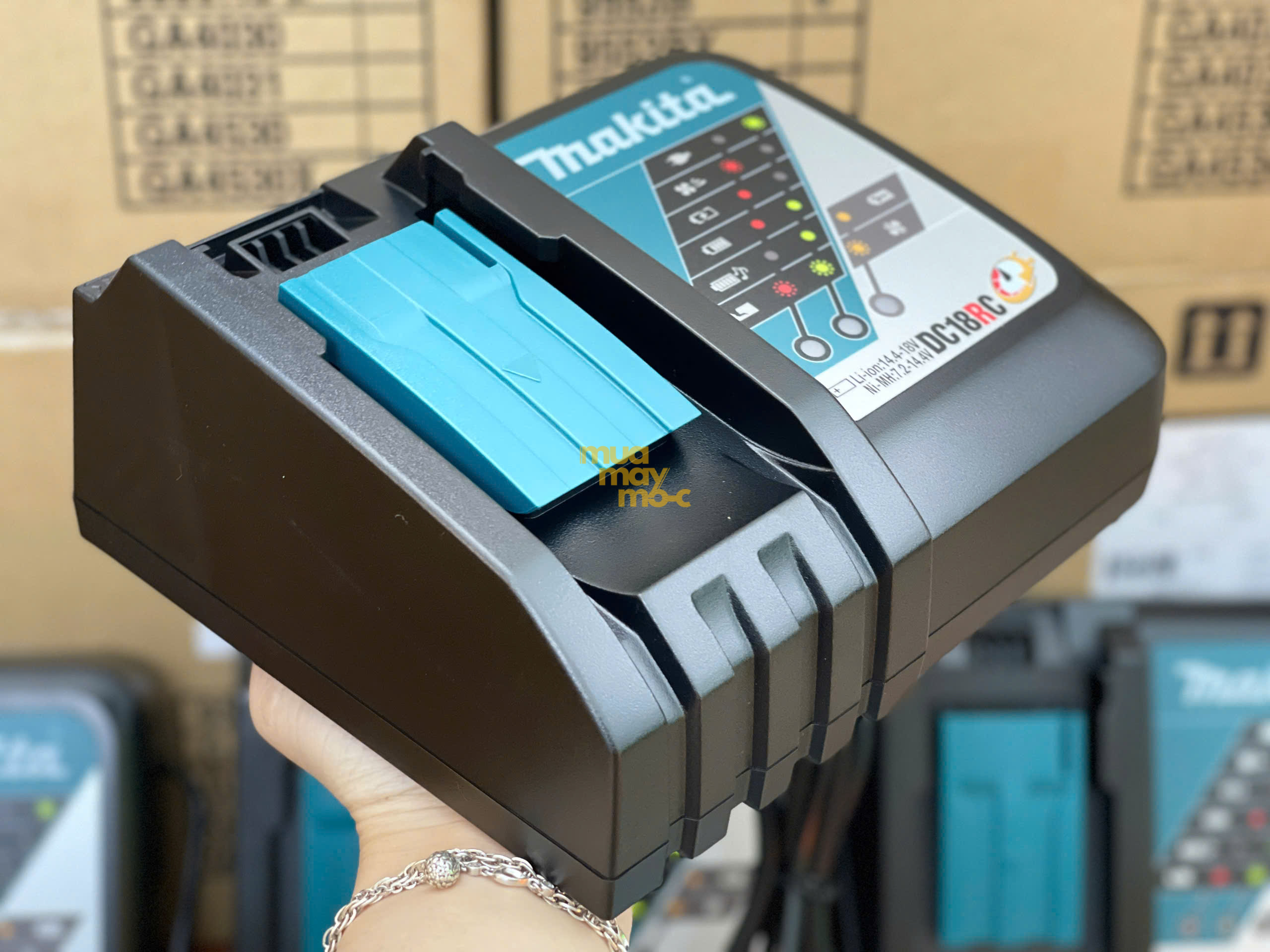 Đế sạc pin nhanh Makita DC18RC chính hãng tại An Khang