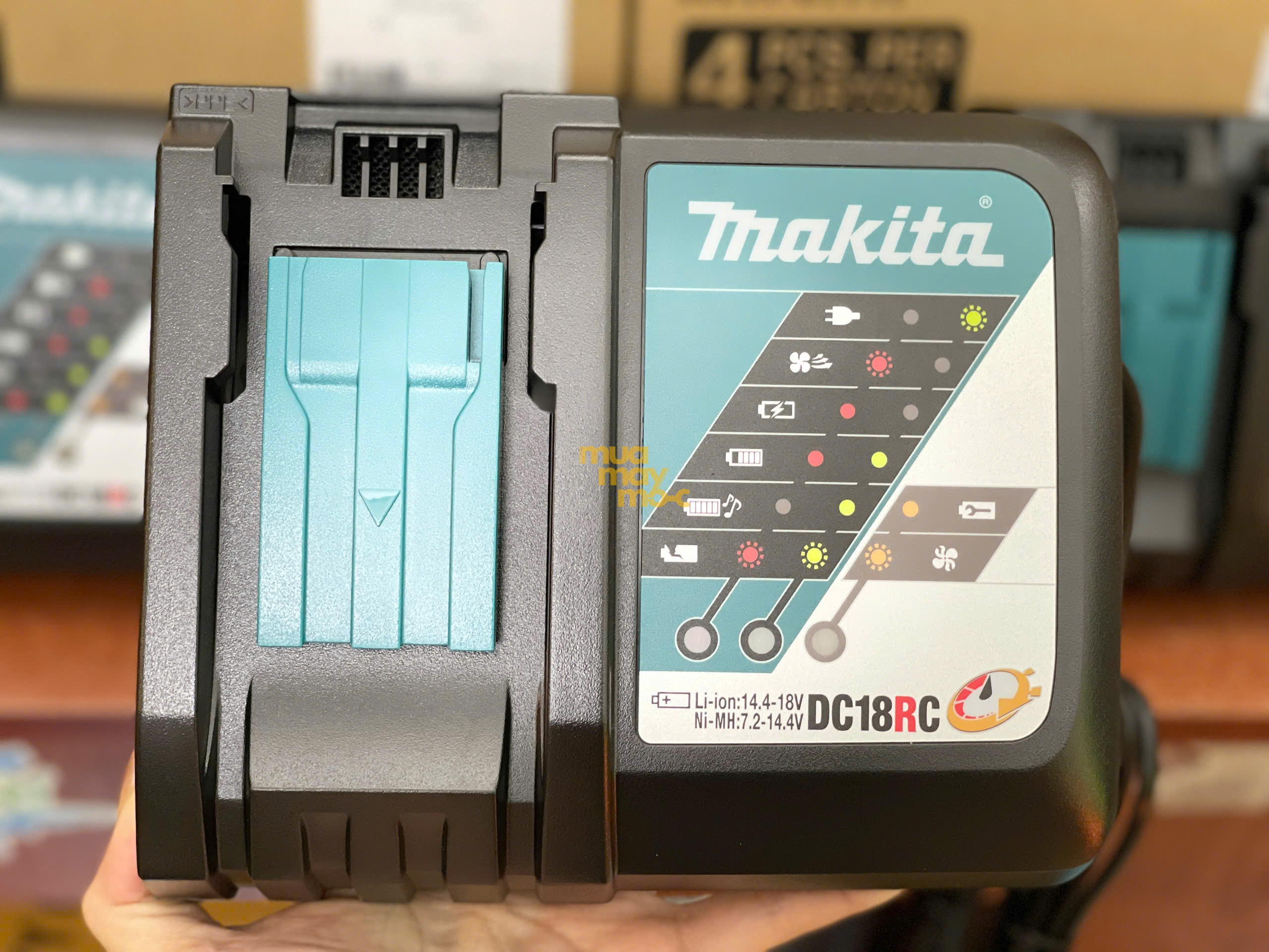 Mặt sau và khe tản nhiệt của sạc nhanh Makita DC18RC