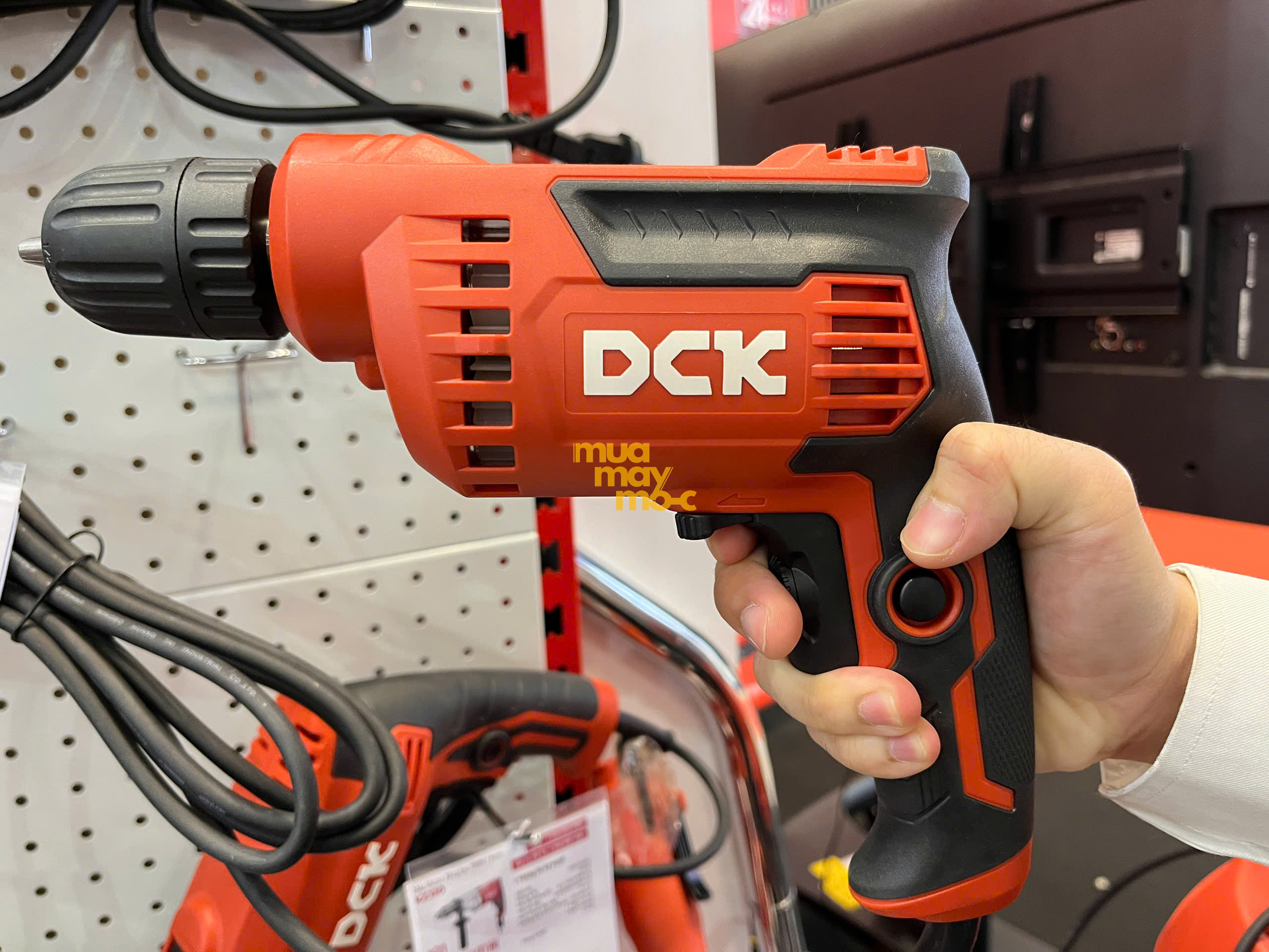 Thân máy và khe tản nhiệt của DCK KJZ05-10BK