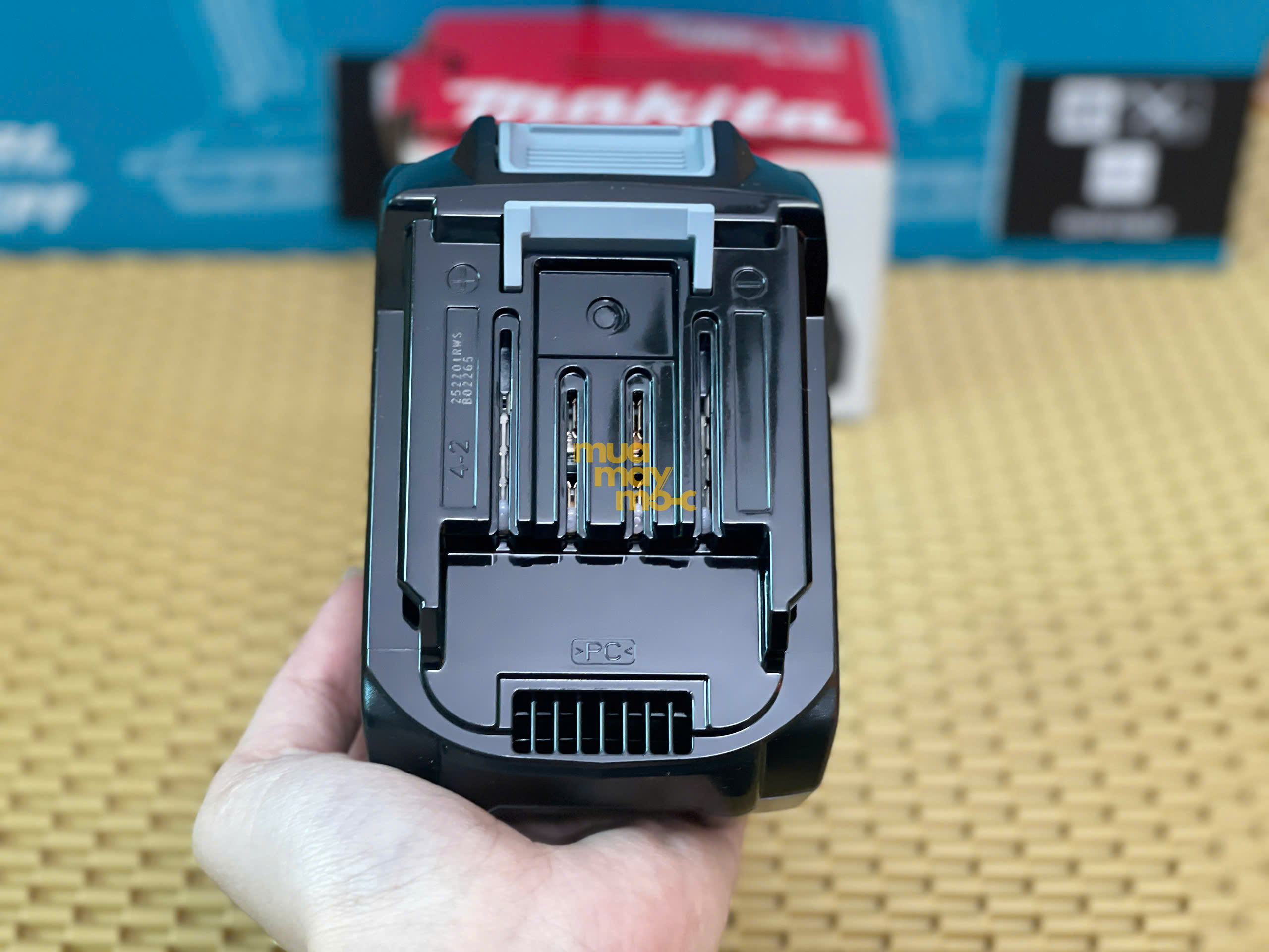 Cấu trúc chân tiếp xúc đa điểm của pin Makita BL4025