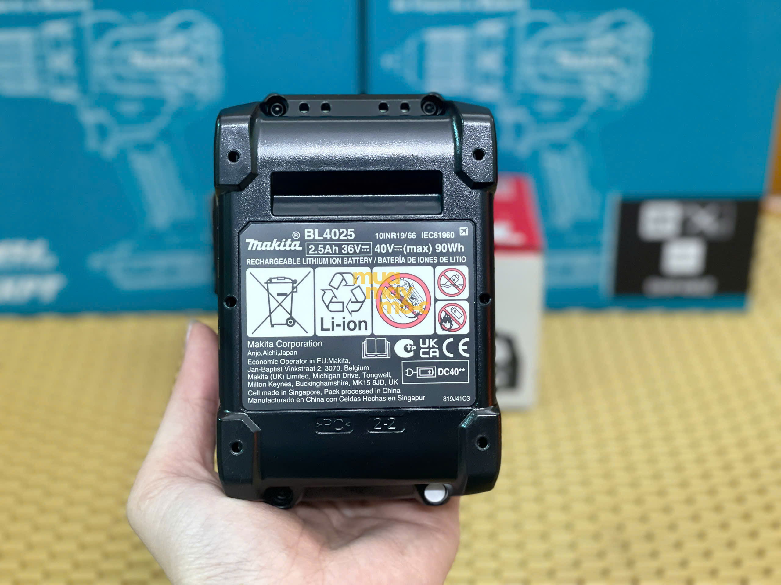 Hệ thống đèn LED hiển thị mức dung lượng pin trên Makita BL4025