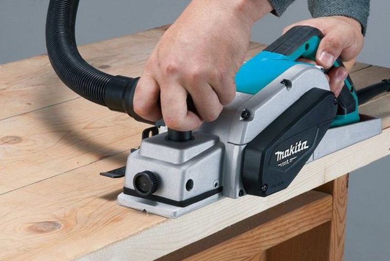 Kỹ thuật bào theo thớ gỗ và kiểm soát lực đẩy khi dùng máy bào gỗ