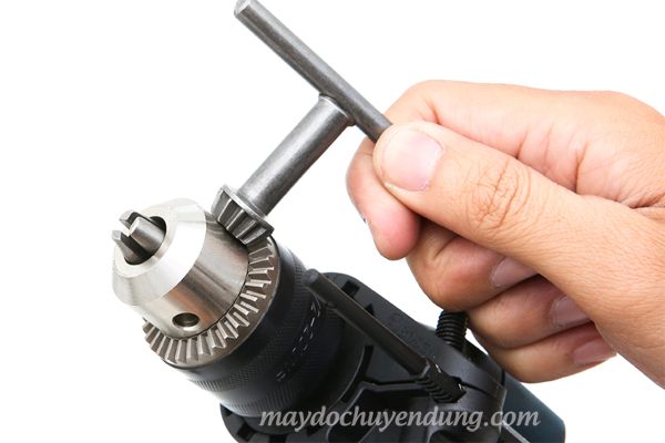 Khoan sắt inox bằng máy khoan cầm tay tránh cháy gãy mũi