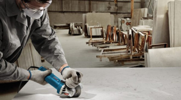 Trang bị đầy đủ đồ bảo hộ cá nhân trước khi sử dụng máy mài cầm tay