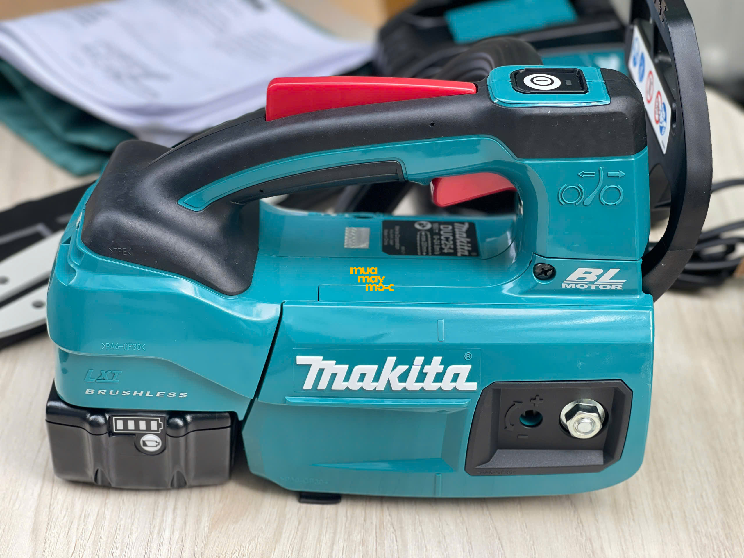 Máy Cưa Xích Dùng Pin 18V Makita DUC254RT Công Suất 570W