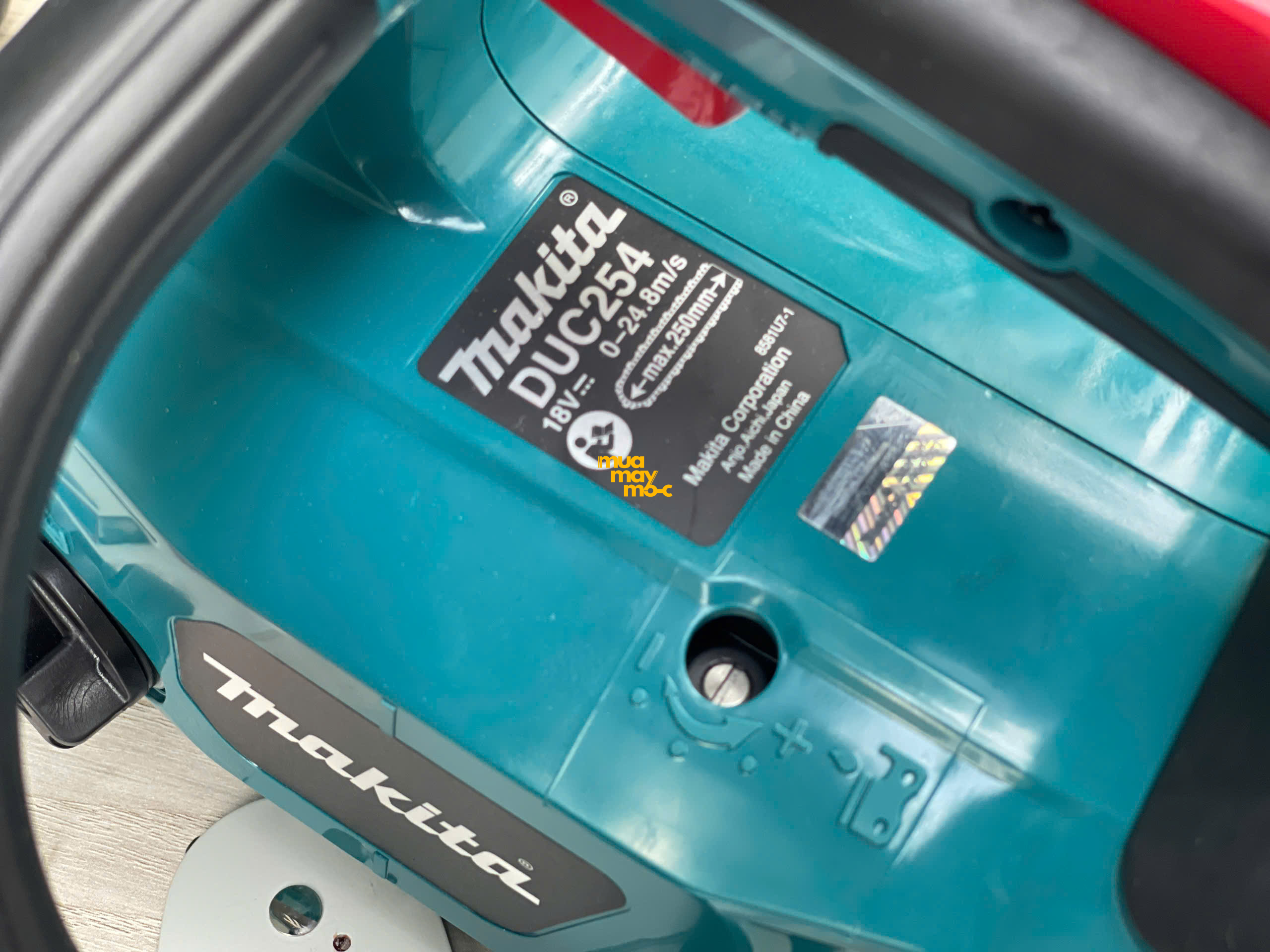 Thiết kế thon gọn của máy cưa gỗ Makita DUC254RT