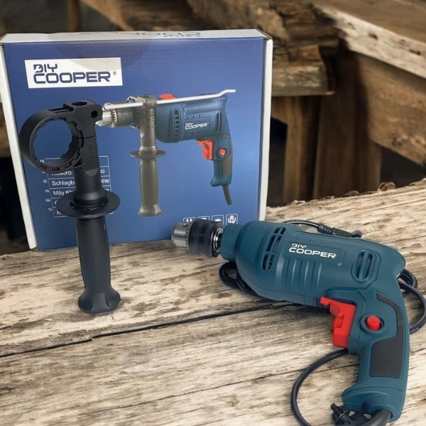 Người dùng đang khoan tường bên trong nhà với máy khoan DIY Cooper
