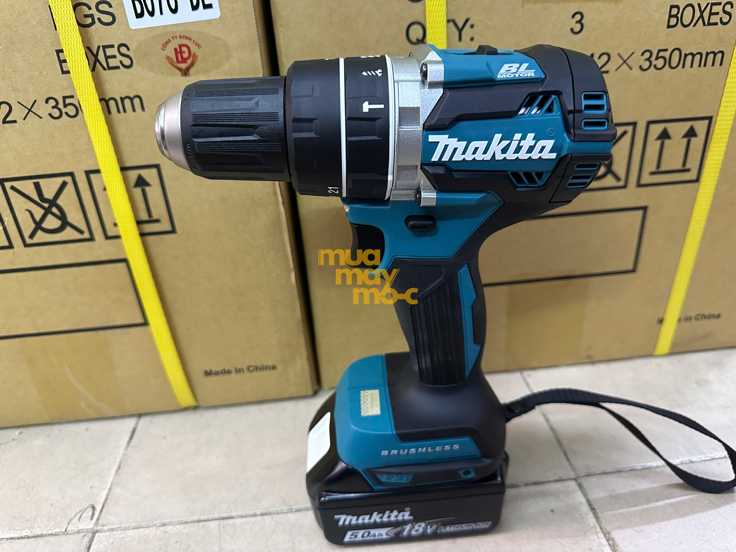 Cận cảnh đầu kẹp và vòng điều chỉnh Makita DHP484