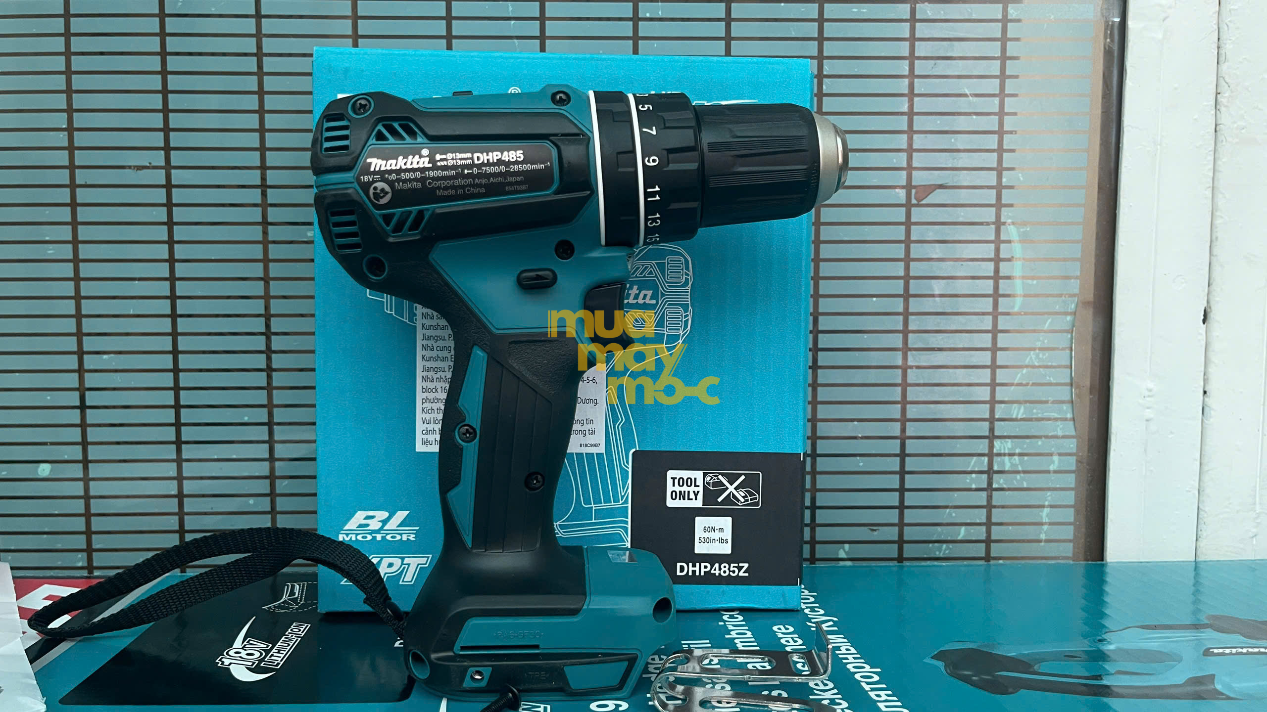 Mặt sau và nhãn thông số Makita DHP485