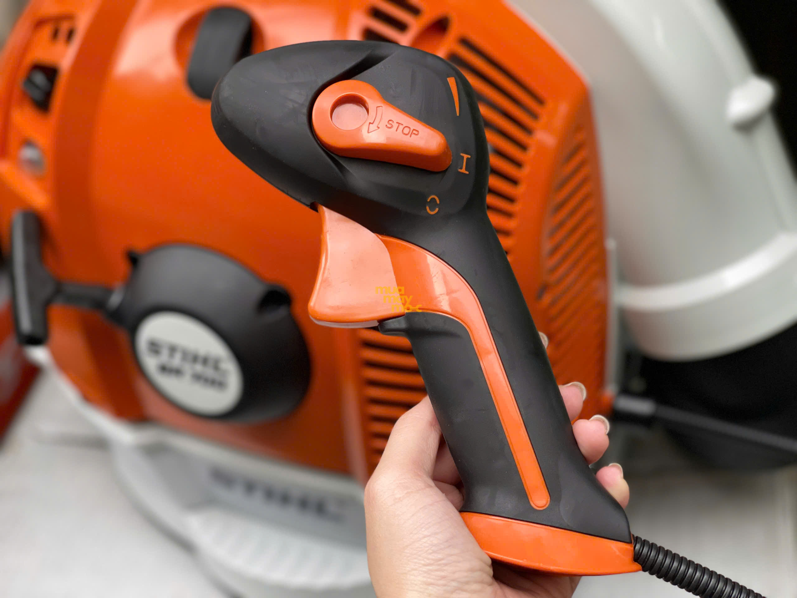 Tay cầm ga thông minh của máy thổi lá Stihl BR 700