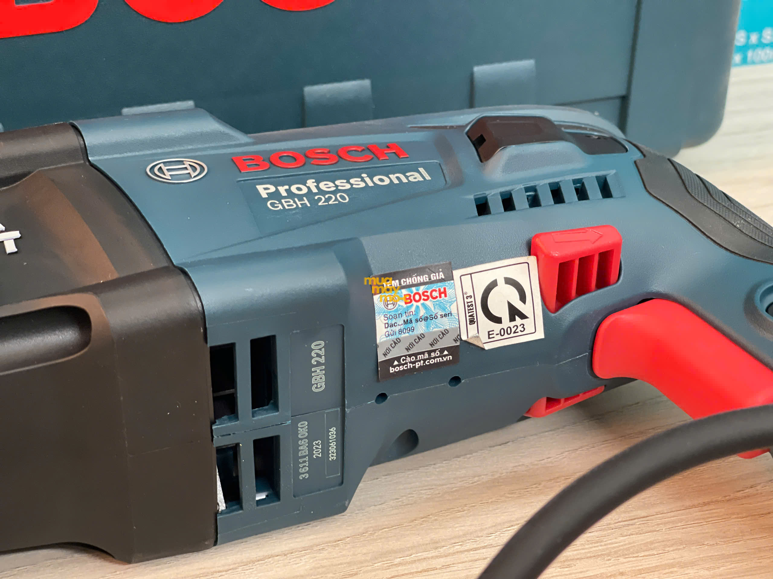 Máy khoan búa kiểu xoay dùng mũi SDS plus Bosch GBH 220