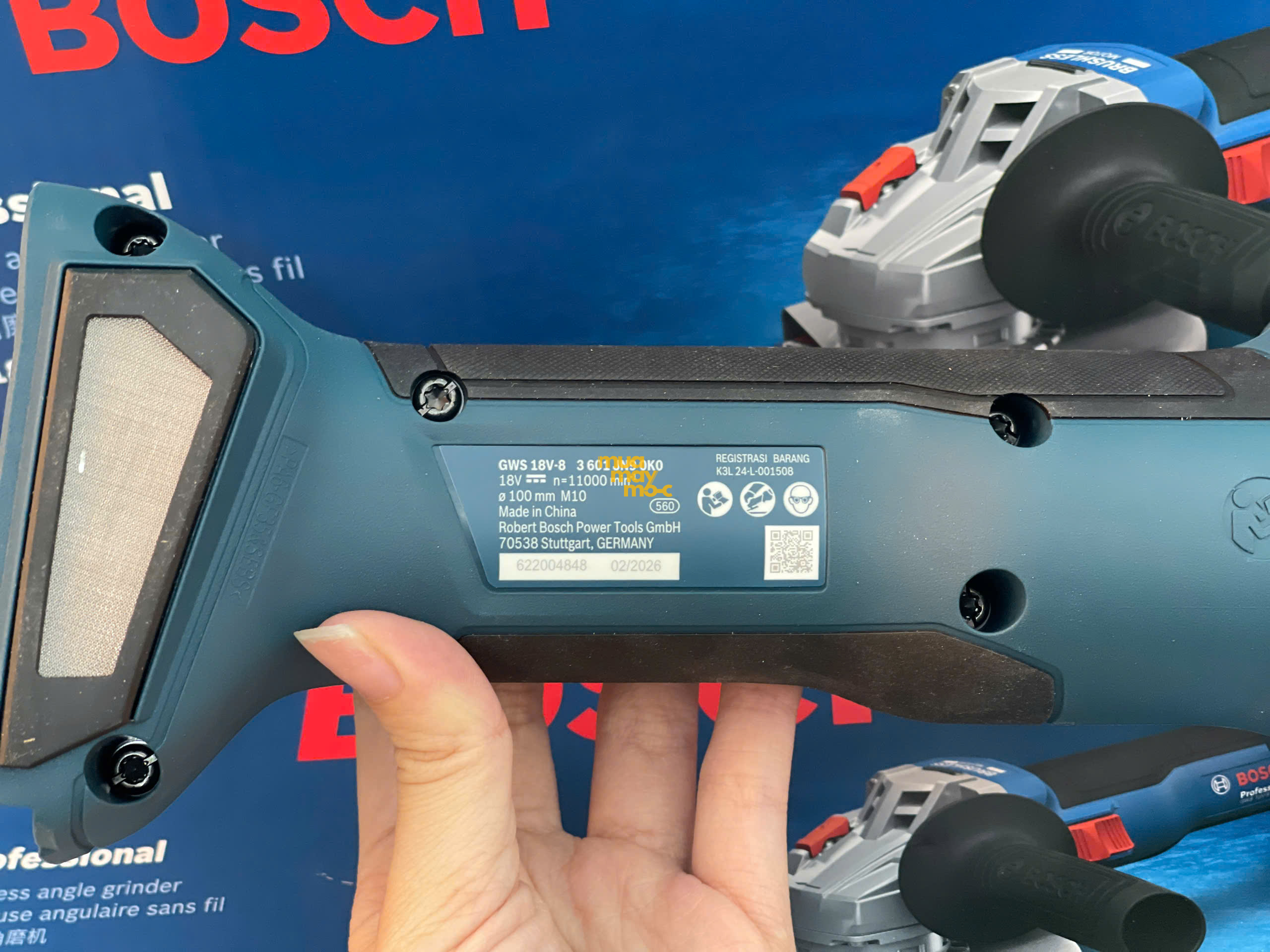 Tem thông số kỹ thuật chính hãng in trên thân máy Bosch GWS 18V-8