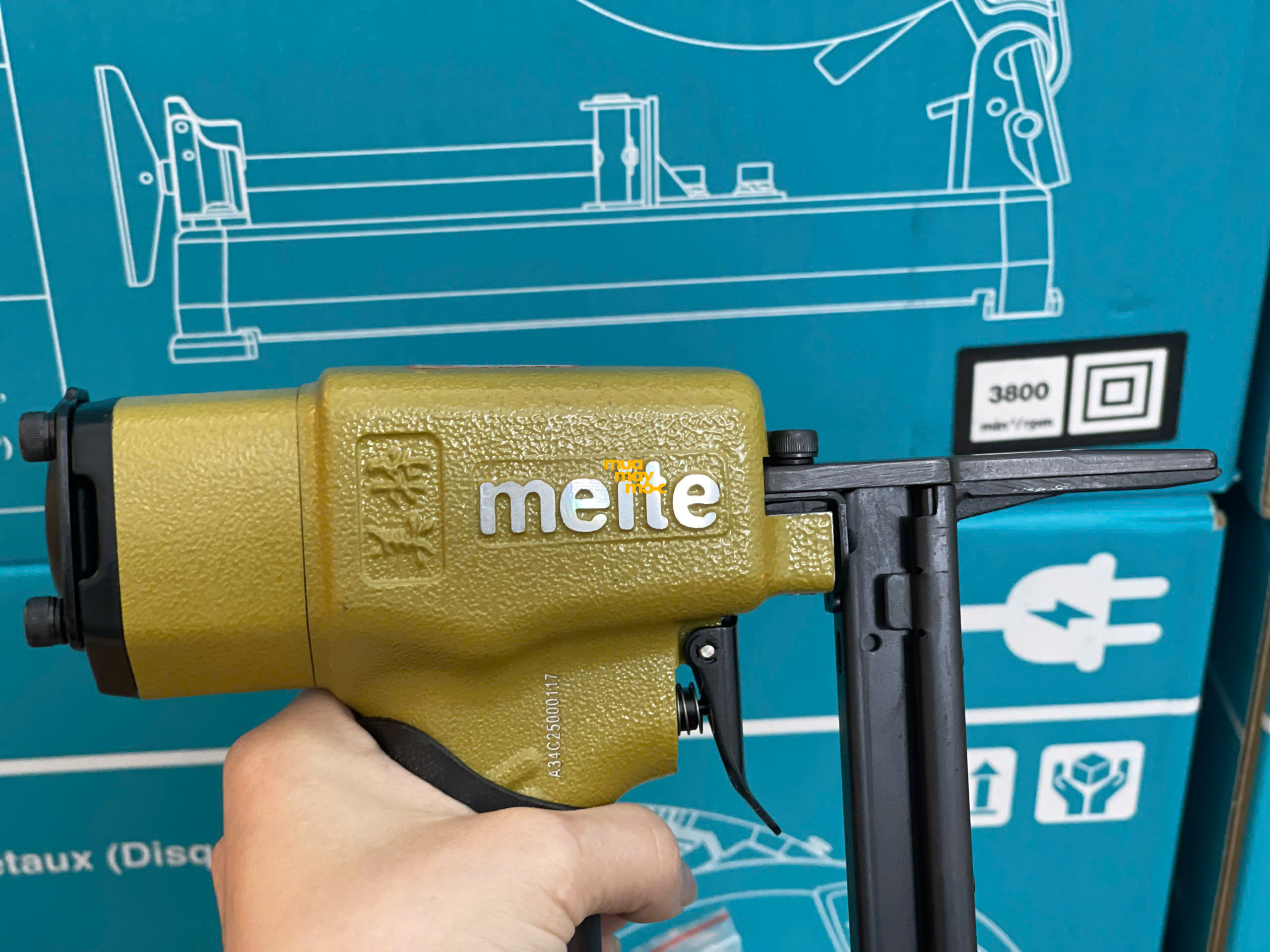 Thao tác cầm súng bắn ghim khí nén Meite 7116BL thực tế
