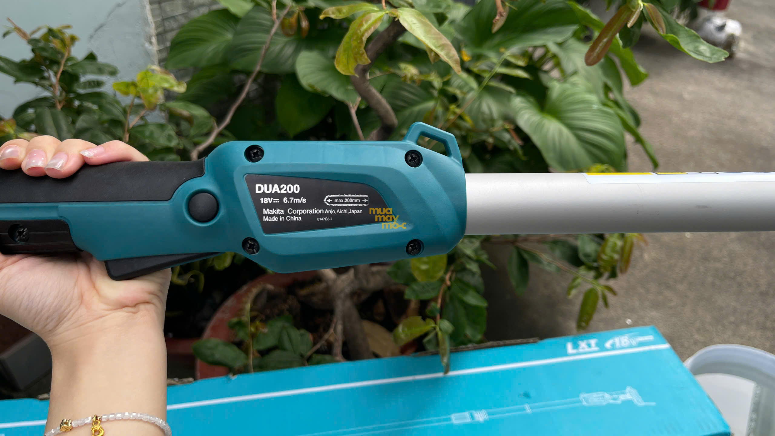 Thao tác cầm nắm cân bằng trên Makita DUA200Z01