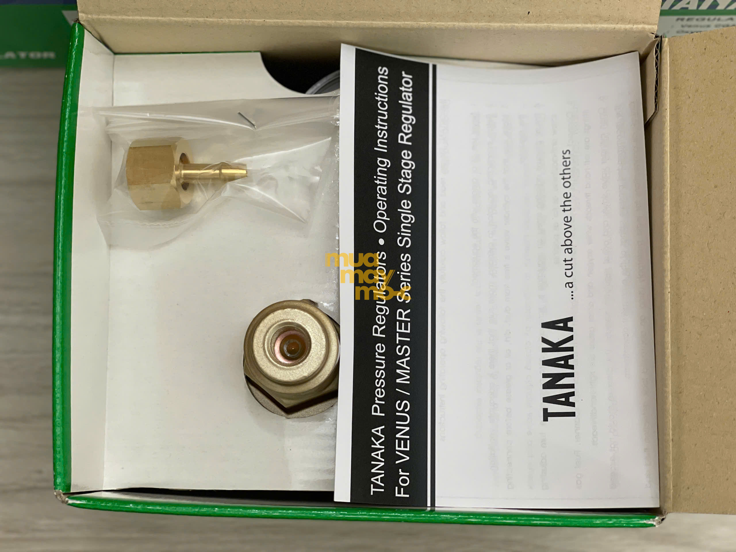 Chi tiết kết nối ren ngoài và cơ cấu hạ áp đồng hồ Oxy Tanaka Venus Oxy CGA-540L