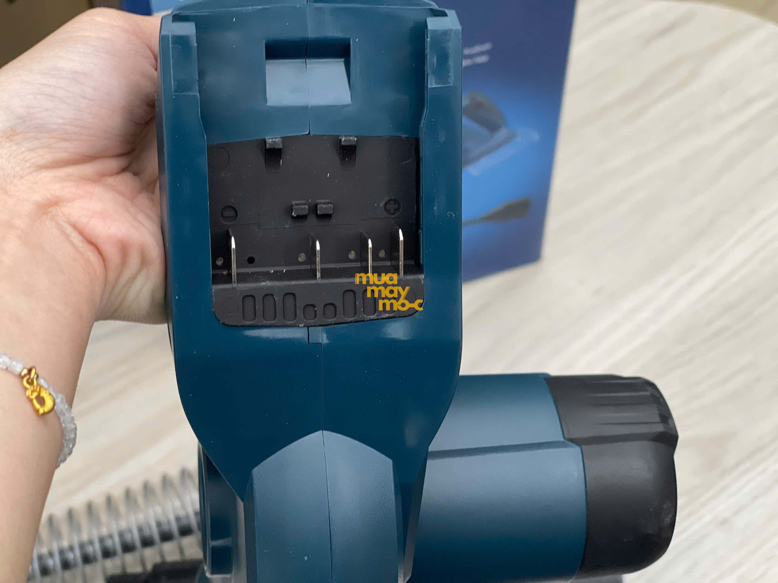 Khoang chứa pin 18V của Bosch GBL 18V-120 sẵn kho An Khang