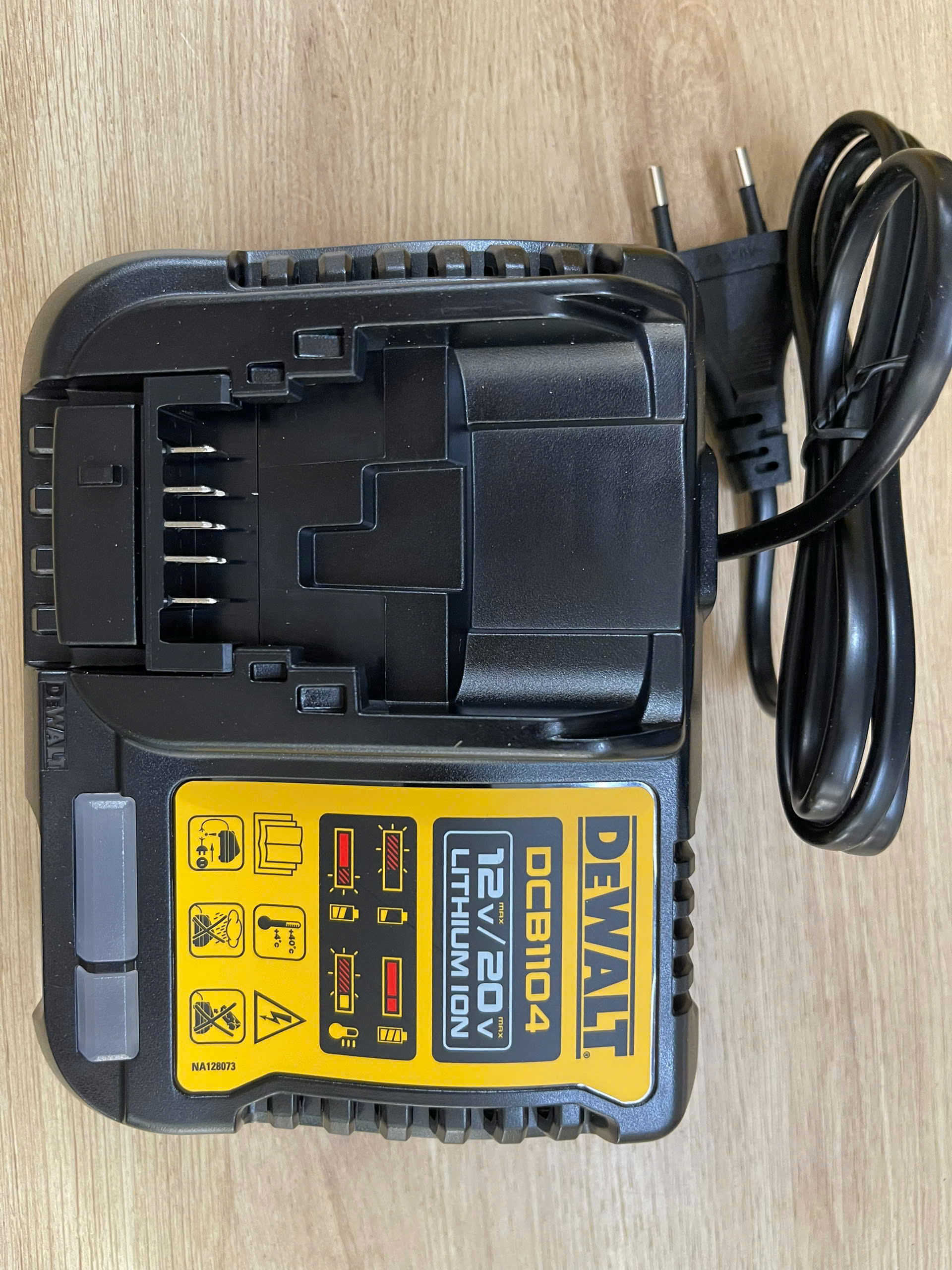 Bộ sạc pin 10.8-18V Dewalt DCB1104-B1