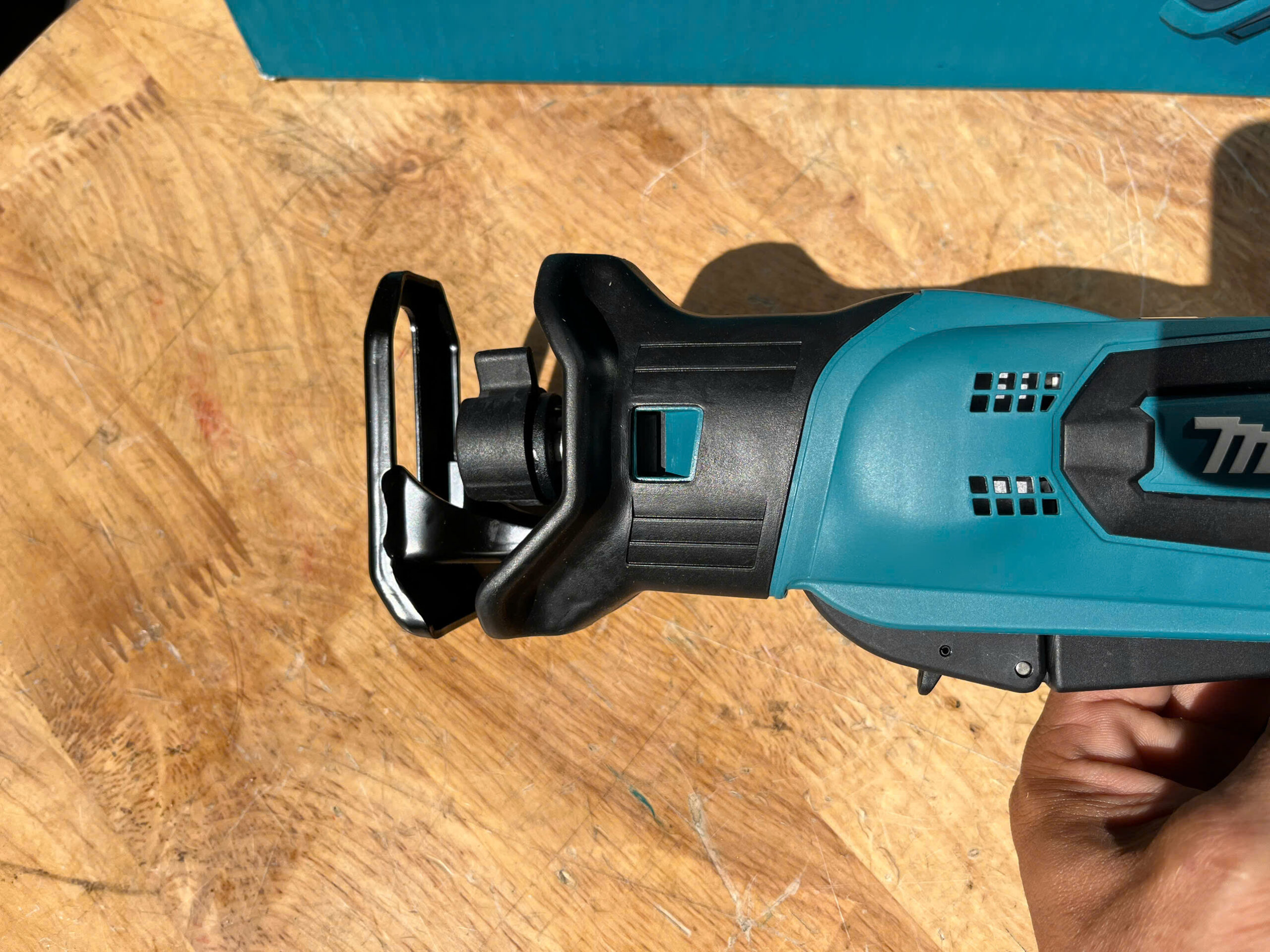 Máy cưa kiếm dùng pin Makita DJR183Z (18V)