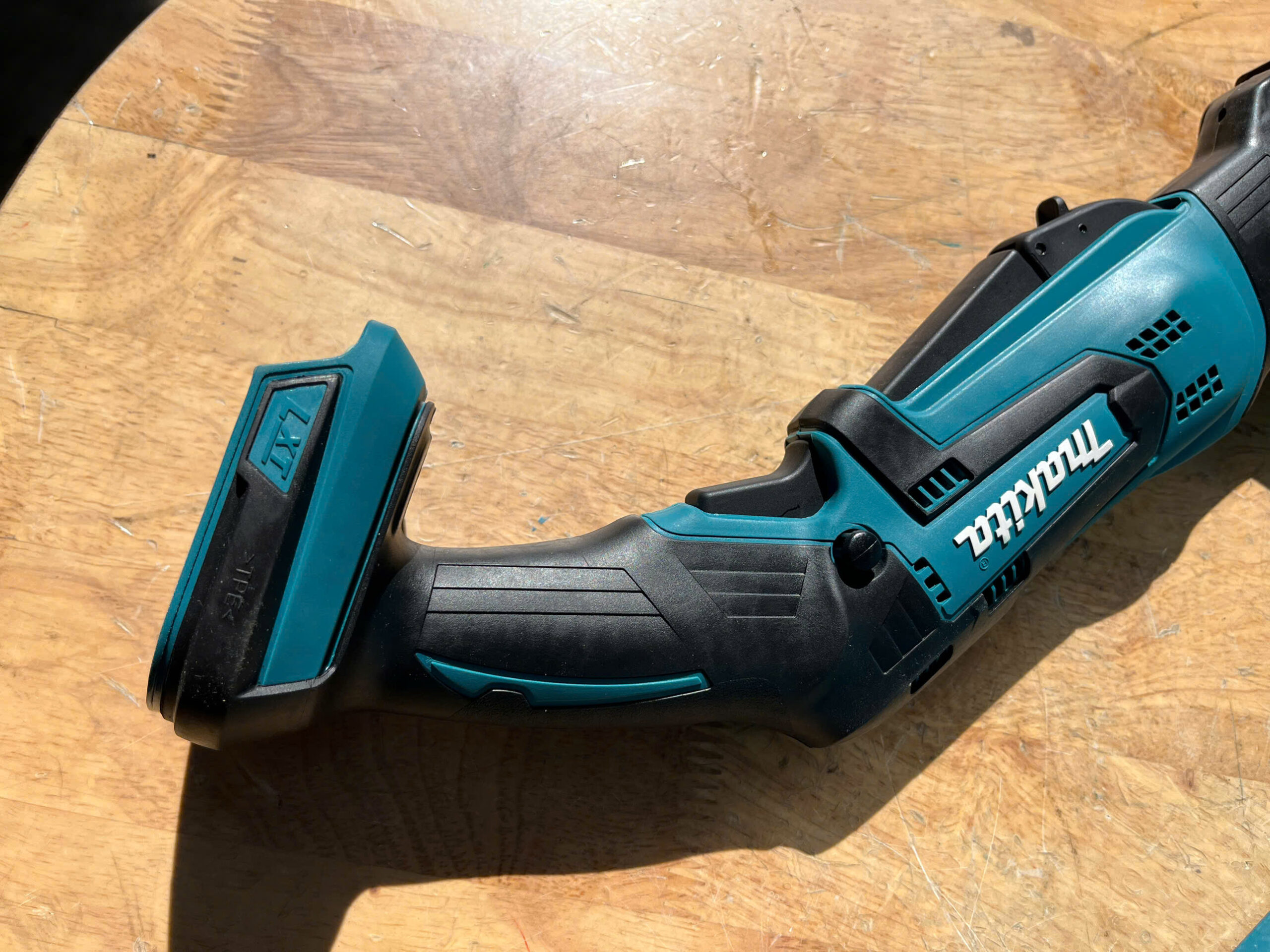 Máy cưa kiếm dùng pin Makita DJR183Z (18V)