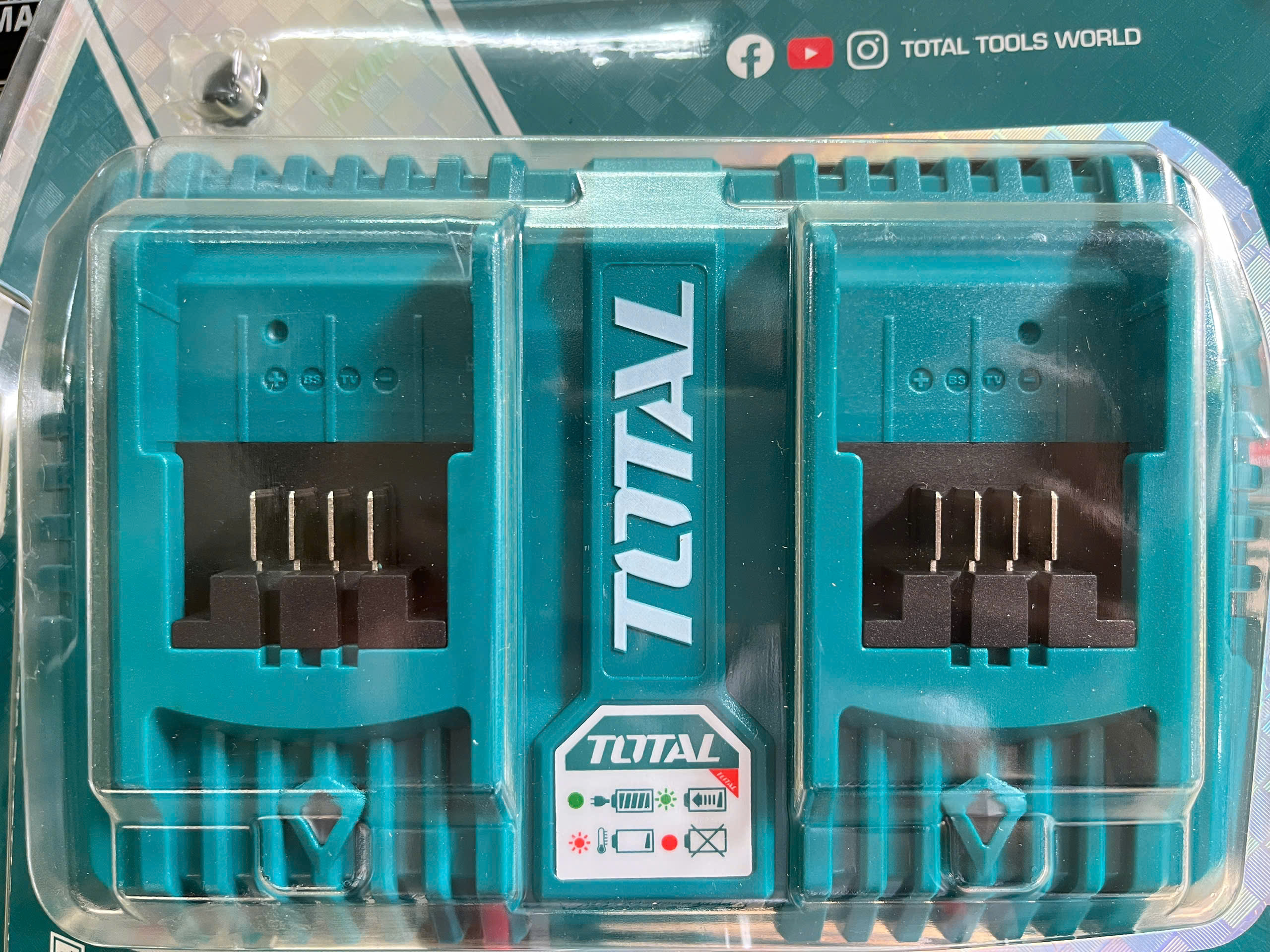 Bộ 2 Pin 20V 5.0Ah Và Sạc Nhanh 2 Cổng 4A Total TFBCPK2425