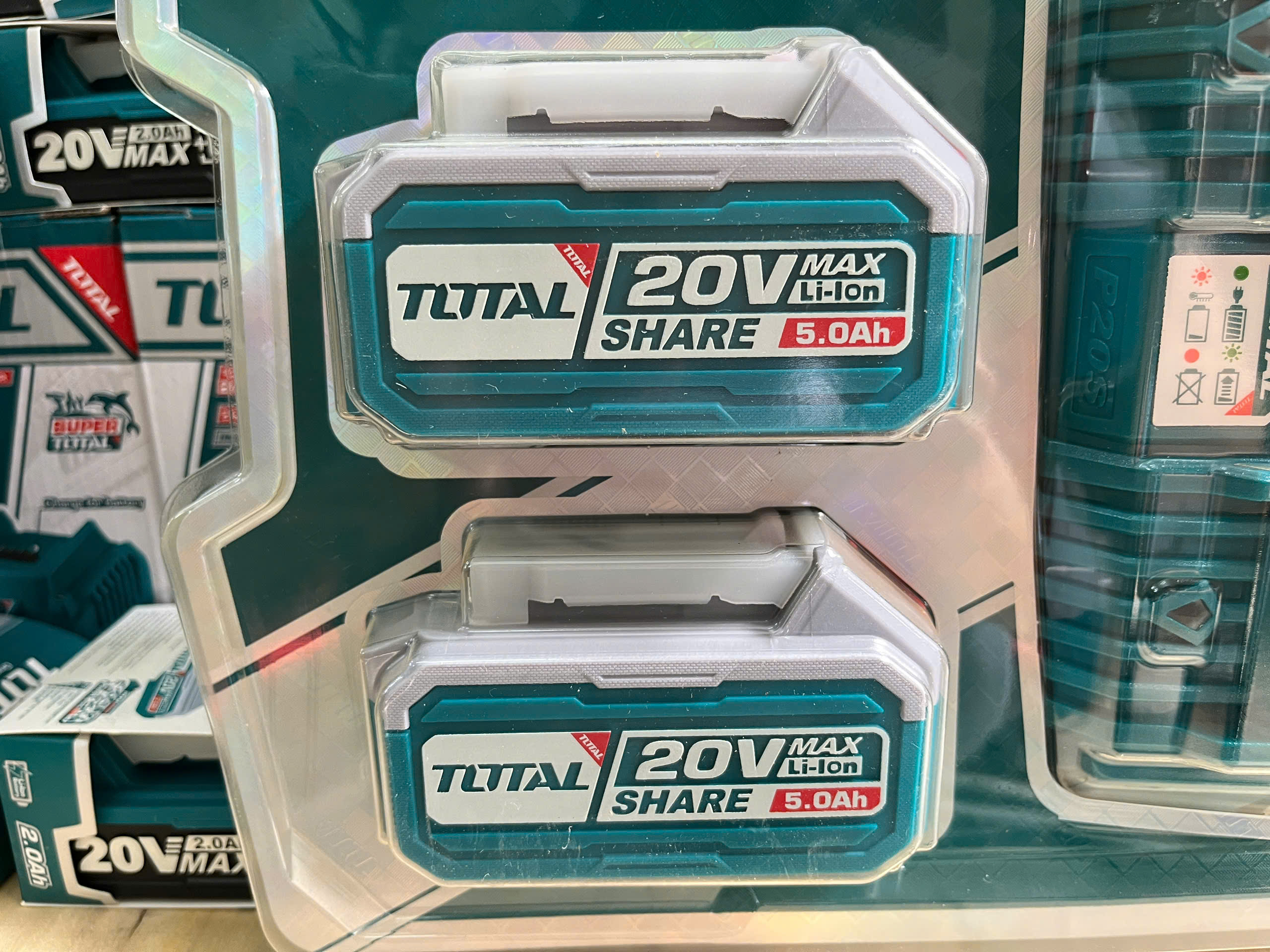 Bộ 2 Pin 20V 5.0Ah Và Sạc Nhanh 2 Cổng 4A Total TFBCPK2425