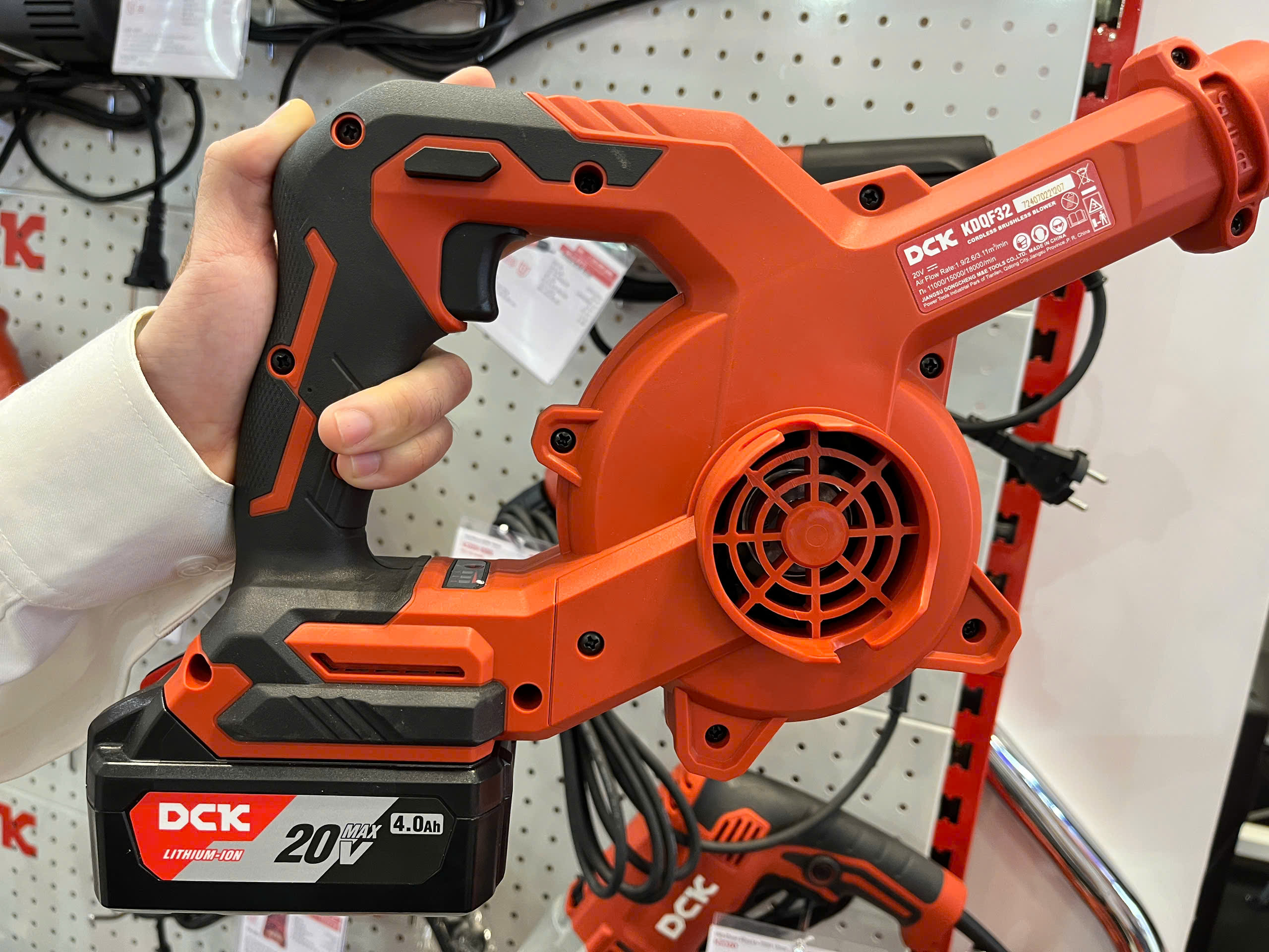 Máy thổi khí dùng pin Li-ion 20V DCK KDQF32(TYPE BM)