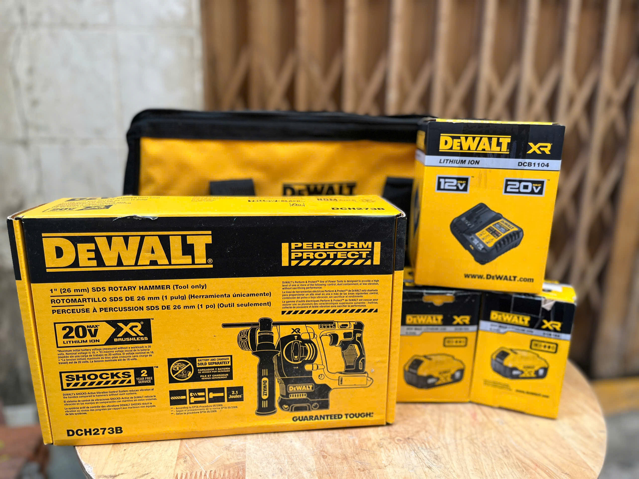 Máy khoan búa dùng pin 20V Dewalt DCH273BM2