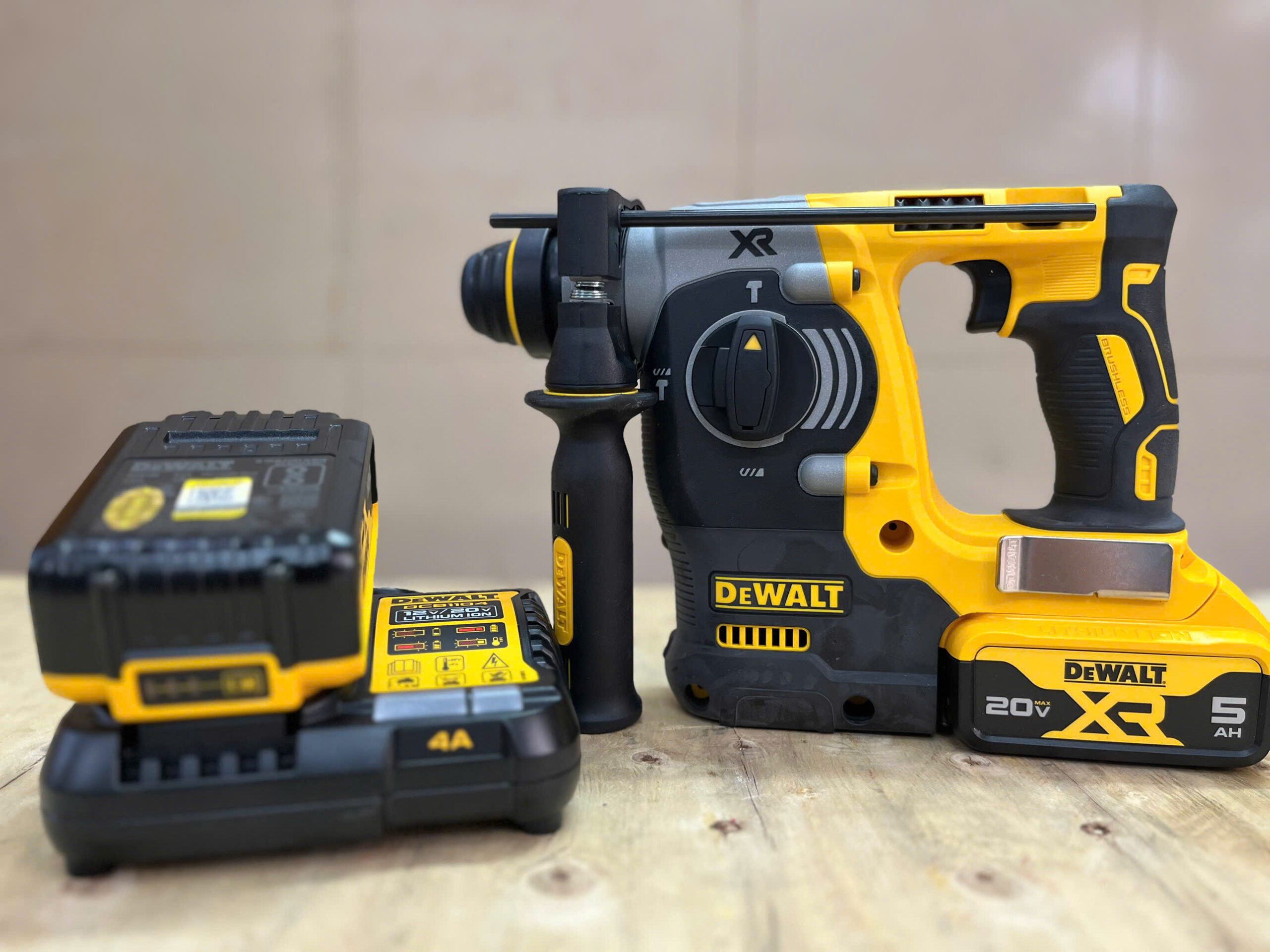 Máy khoan búa dùng pin 20V Dewalt DCH273BM2