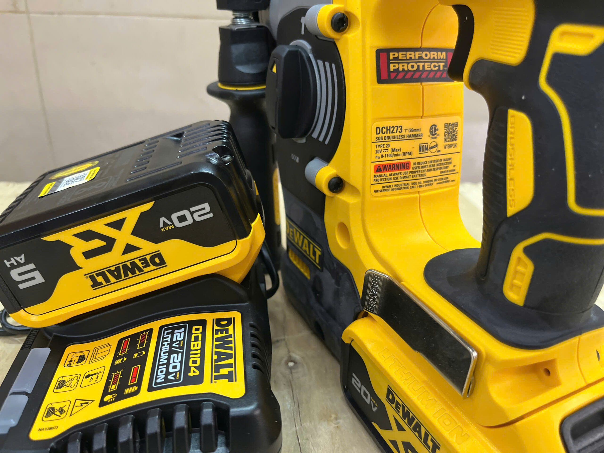 Máy khoan búa dùng pin 20V Dewalt DCH273BM2