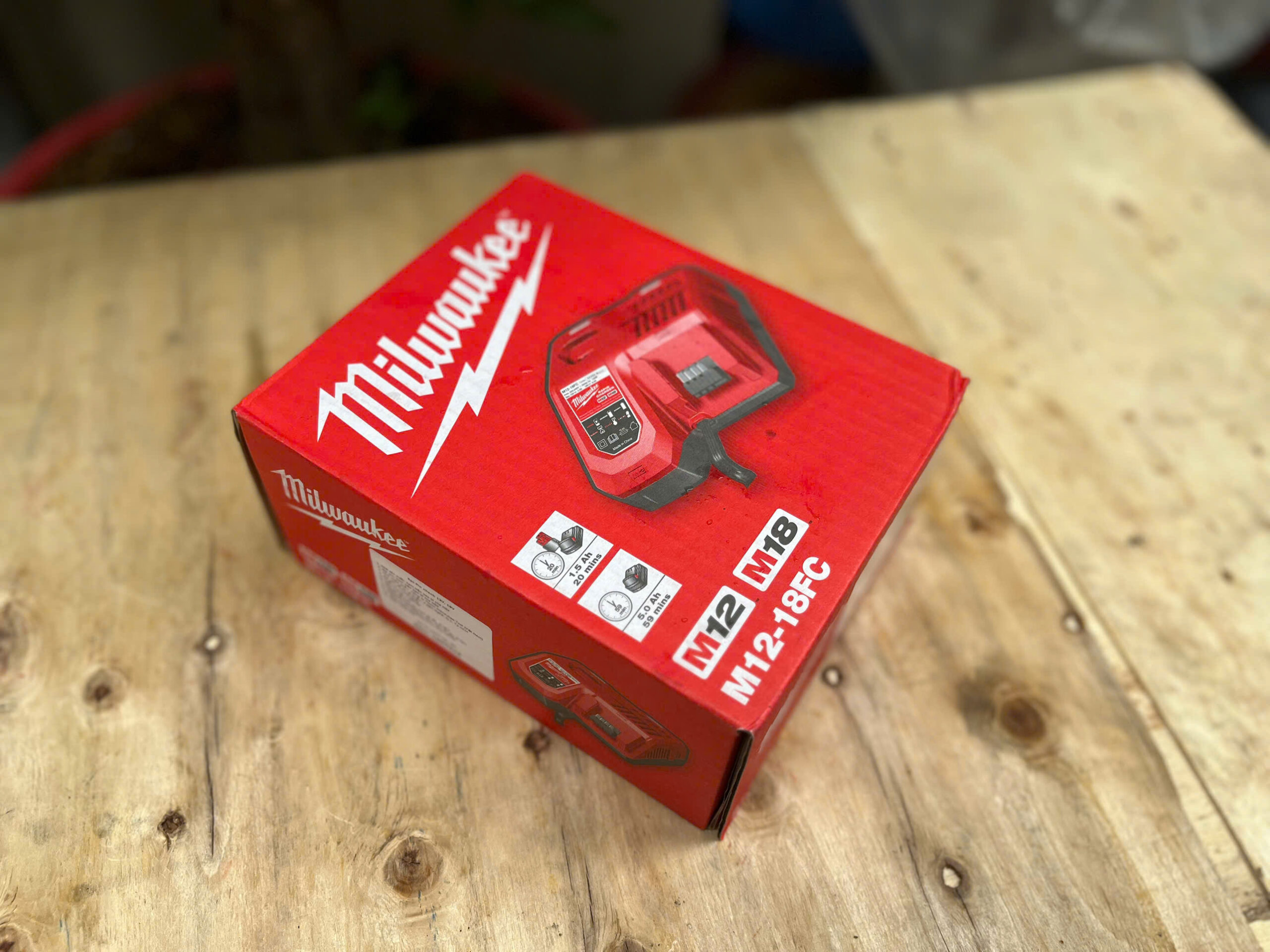 Sạc Pin nhanh Milwaulkee M12-18FC (12V, 18V)