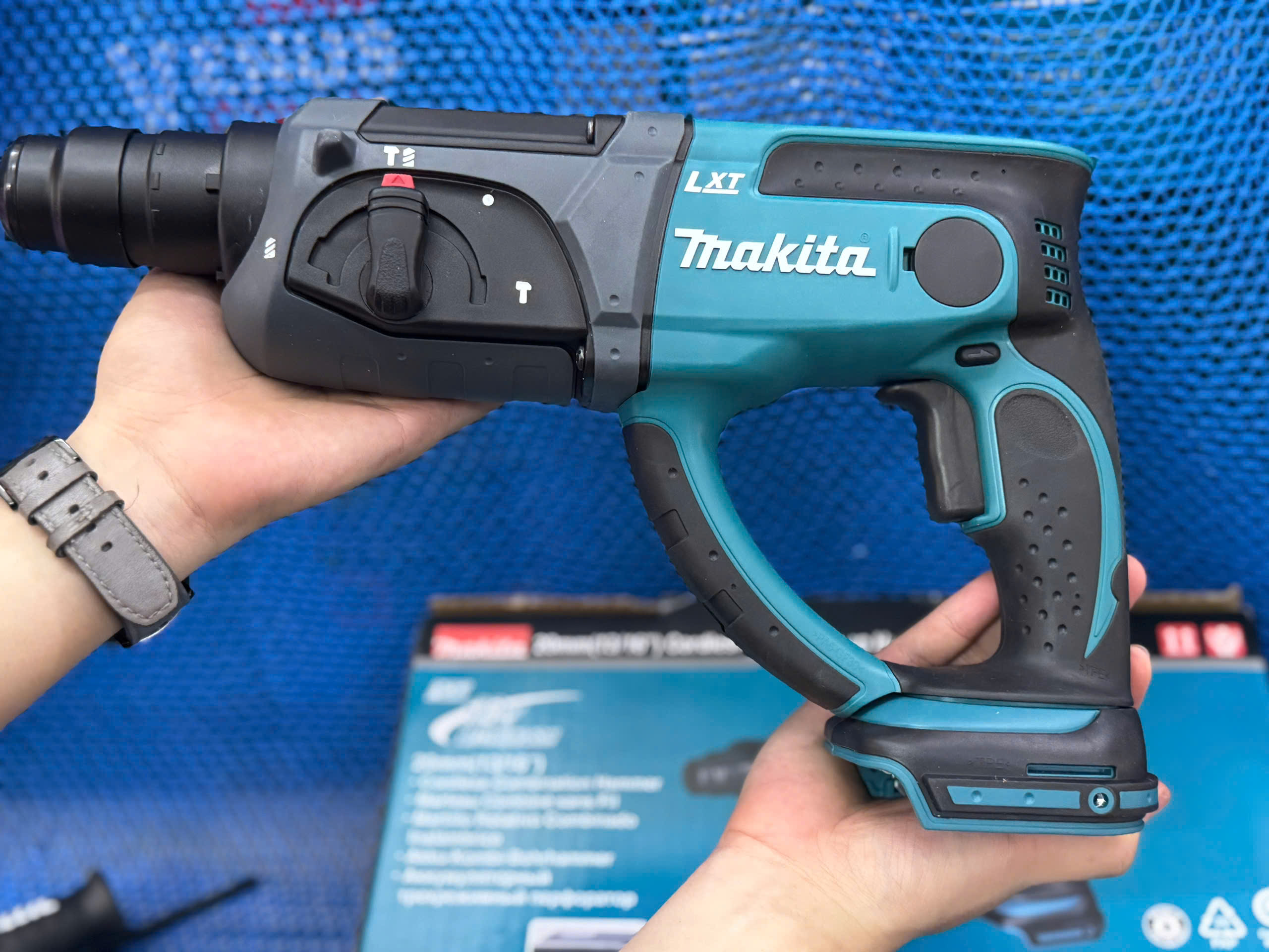 Máy khoan bê tông dùng pin Makita 18V DHR202Z (Chưa kèm Pin & Sạc)